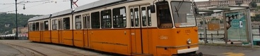 Vůz Ganz KCSV7 ev.č.1355 vypravený na linku 2 stanicuje v zastávce Eötvös tér. | 25.6.2014