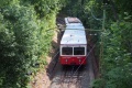 Jednotka ozubnicové dráhy složená z řídícího vozu #67 a motorového vozu #57 opustila konečnou stanici Széchenyi-hegy a klesá do údolí. | 28.6.2017