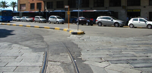 Zašlou slávu původní tramvajové sítě v Cagliari připomínají dodnes zbytky oblouků před budovou centrální stanice regionálních autobusů společnosti ARST na náměstí Piazza Matteoti. | 26.7.2010