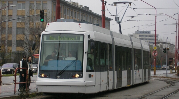 Stejný vůz jako na minulé fotografii budil o čtyři roky dříve zaslouženou pozornost v Bratislavě. V roce 2006 byla Clára první nízkopodlažní tramvají, která se projela po Slovenském malém velkém hlavním městě. | 6.11.2006