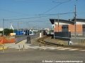 Fotografie pořízená ze stejného místa jako minulý snímek, ale fotograf se otočil doprava. Vpravo na snímku je kolej propojující železniční stanici Monserrato a tramvajovou zastávku Gottardo (v budoucnu má být využita linkou č. 3). V pozadí je konečná stanice tramvaje a vlevo za zábradlími a plůtkem oblouk ke konečné stanici. | 27.7.2010