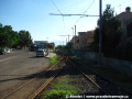 Nyní se vrátíme zpět na křižovatku, kde se tramvajová trať linky č. 1 odpojovala od koridoru původní železniční trati a zaměříme se na směr k železniční stanici Monserrato. Na snímku vidíme v dálce tuto stanici, v popředí výhybku rozdělující směry do Cagliari a do vozovny. | 27.7.2010