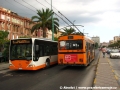 Míjení nového nízkopodlažního autobusu se starým vysokopodlažním trolejbusem na ulici Via Roma, oba vozy jsou vypraveny na linku č. 5. Tento snímek je do značné míry symbolický pro trolejbusy v Cagliari, které jsou postupně vytlačovány novými autobusy. | 26.7.2010