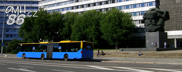 Před pomníkem Karla Marxe stanicuje kloubový autobus Mercedes Citaro. | 20.8.2010