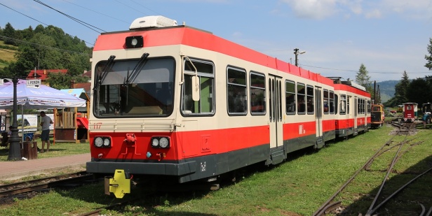 Jedna souprava elektrické jednotky, složená z motorového a řídícího vozu, které Čiernohronská železnice získala ze švýcarské Waldenburgerbahn, pro plánovaný elektrický provoz vystavená v areálu nádraží Čierny Balog. | 15.7.2021