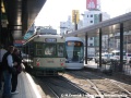 Setkání generací. Pěti článkový vůz 5105 z roku 2006 míjí tříčlánkový vůz 3101 z roku 1961 v nástupní zastávce Hiroshima Station | 30.10.2008