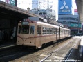 Nejstarší zástupce kloubových tramvají, vůz 3002 z roku 1960, nabírá cestující v nástupní zastávce Hiroshima Station | 30.10.2008
