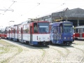 Na odstavných kolejích pod nebem vyčkávají na výjezd vozy KT8D5 ev.č.536 a souprava vozů T6A5 ev.č.622+623. | 7.8.2007