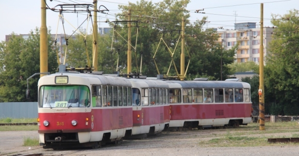 Trojice vozů T3SUCS ev.č.381+383+418 se vlní jak had. | 23.8.2015