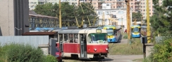 Trojice vozů T3SUCS ev.č.381+383+418 těsně před výjezdem z vozovny. | 23.8.2015