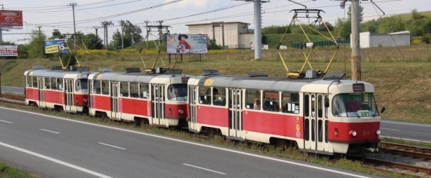 Trojice vozů T3SUCS ev.č.381+383+418 míří k zastávce OC Optima. | 23.8.2015