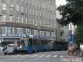 Vozy typu Konstal 105Na jezdí v Krakowě i ve třívozových soupravách. Na fotografii z ul. Basztowa je vidět též vyznačení nezvýšeného tramvajového pásu jako vyhrazeného pruhu pro tramvaje | 10.8.2004