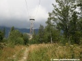 Před podpěrou číslo 2 visuté lanové dráhy Tatranská Lomnice - Skalnaté Pleso je vidět také prověšené tažné lano | 9.8.2010