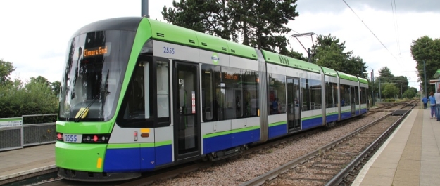 V zastávce Arena stanicuje vůz #2555 typu Variobahn (také známý jako Variotram) ze série šesti vozů od firmy Stadler. | 5.7.2014