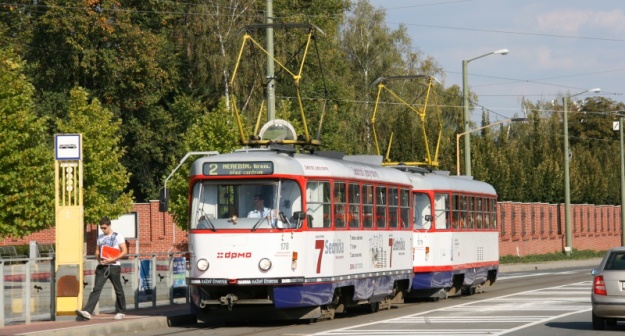Snímkem soupravy vozů T3R.P ev.č.178+179 vypravené na linku 2, která odbavuje cestující ve výstupní zastávce Neředín, krematorium zahajujeme leteckou návštěvu Olomouce. Vítejte!. | 22.9.2010