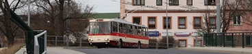 Muzejní trolejbus Škoda 14Tr08/6 ev.č.429 najíždí na most nad železniční tratí v Sušické ulici poblíž zastávky Petřínská. | 9.4.2018