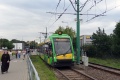 Porouchaný vůz Solaris Tramino #554 projel zastávkou Kórnicka a míří do své domovské vozovny Franowo. | 18.7.2022