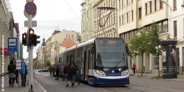 Typický obrázek z linky 6 v Rize - 100% nízkopodlažní tramvaj zastavila u zastávky bez nástupní hrany. Vůz typu 15T ev.č.57027 na lince 6 v zastávce Gertrudes iela. | 2.10.2011