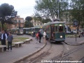 Piazza di Porta Maggiore, setkání tramvajových vozů různých generaci na křižovatce Porta Maggiore. Zcela v pozadí zachycen bíložlutý vůz na trati Roma - Giardinetti projíždějící úrovňovým křížením s tramvajovou tratí. | duben 2010