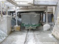 Vozíky s kontejnery naloženými odpadní sádrou jsou z prostoru násypky vytahovány s pomocí vrátku | 19.10.2006