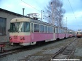 Odstavené jednotky 420 966-4, 420 953-2 a za oplenovým vozem skrytá 420 959-9 v depu Tatranských Elektrických Železnic v Popradu. | 16.3.2009