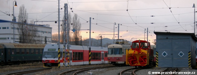 Soumrak padá na popradské depo Tatranských Elektrických Železnic, lampy začínají osvěcovat plochu kolejiště a tak ještě poslední rozloučení s jednotkou 425 957-8, 420 959-9 a sněhovou frézou. | 16.3.2009