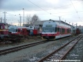 Jednotka 425 954-5 v sousedství starých kabinek tatranských lanovek v depu Tatranských Elektrických Železnic v Popradu. | 16.3.2009