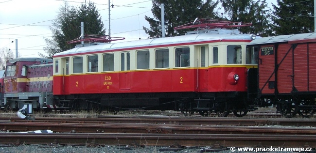 Historický motorový vůz EMU 49.0001 odstavený v depu Tatranských Elektrických Železnic v Popradu prošel obnovou laku. | 16.3.2009