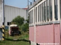 Pohled na v dálce odstavenou jednotku 420 962-3 v depu Tatranských Elektrických Železnic v Popradu přes skříň jednotky 420 959-9. | 10.8.2010