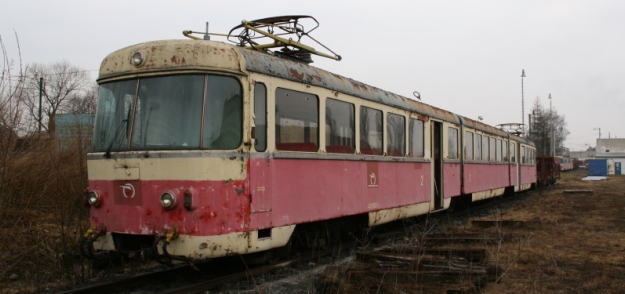 Již od března 2009 zůstává v depu Tatranských Elektrických Železnic v Popradu mimo trolej odstavená jednotka 420 962-3, kupodivu je jako poslední vedená v provozním stavu s tím, že z ní bude historická jednotka TEŽ. | 16.3.2011