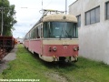 Jednotka 420 959-9 postává odstavená pod širým nebem depa Poprad. | 15.7.2012