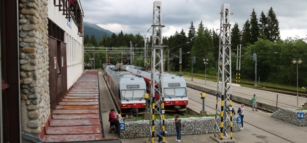 Dvojice jednotek 425 964-4+425 953-7 a 425 954-5+425 951-1 odstavené na Štrbském Plese. | 29.6.2017