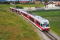 Souprava jednotek 425 954-5+425 951-1 v kombinaci původního a nového barevného schématu vnějšího laku odstupuje ze stanice Poprad-Tatry spojovací kolejí do depa. | 29.6.2017