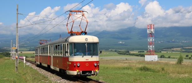 Od roku 2018 znovu patří historická jednotka EMU 898.0009 k běžnému koloritu zážitkové turistiky na tratích Tatranských elektrických Železnic. Přímým úsekem novodobé přeložky tratě, která se vyhnula obci Veľká uhání jednotka do Popradu. | 10.7.2021