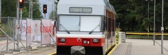 Jednotka 425 954-5 odstavená na Štrbském Plese. Ohrady oddělující sousední kolej ozubnicové železnice dávají jasně najevo, že trať zubačky je stále ve výluce. | 11.7.2021