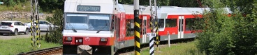Souprava spřažených jednotek 425 956-0+425 955-2 opouští stanici Starý Smokovec. Souběh tratí do Tatranské Lomnice a Popradu vytváří dojem dvojkolejné tratě. | 11.7.2021