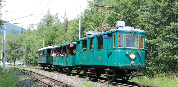 Tatranská Kometa (EMU 26.001) ev.č.22 s vlečnými vozy ev.č.12+16 míří do Tatranské Lomnice. | 11.7.2021