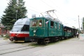 Zatímco spřažené jednotky 425 952-9+425 960-2 odbavují cestující u nástupiště, Tatranská Kometa (EMU 26.001) ev.č.22 s vlečnými vozy ev.č.12+16 v Tatranské Lomnici zamířila na předjízdnou kolej. | 11.7.2021