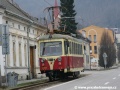 Motorový vůz 411 901-2 projíždí traťovým úsekem v závěrečné části tratě v Trenčianských Teplicích, kde její trasování připomíná provoz městských tramvají. | 15.3.2009