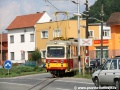 Motorový vůz 411 903-8 projíždí traťovým úsekem v závěrečné části tratě v Trenčianských Teplé, kde její trasování připomíná provoz městských tramvají. | 11.8.2010