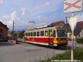 Motorový vůz 411 903-8 projíždí traťovým úsekem v závěrečné části tratě v Trenčianských Teplé, kde její trasování připomíná provoz městských tramvají. | 11.8.2010