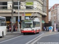 Trolejbus Škoda 21TrAC ev.č.406 s poruchou projíždí okolo zastávky Divadlo. | 4.4.2014