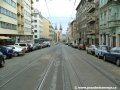 Tramvajová trať klesá ulicí Milady Horákové ke Strossmayerovu náměstí.