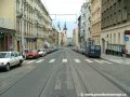 Tramvajová trať klesá ulicí Milady Horákové ke Strossmayerovu náměstí