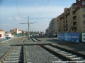Tramvajová trať se stáčí v pravém oblouku k zastávkám Hradčanská, v místě je zřízen provizorní přejezd stavby
