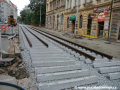 V ulici Na Moráni dochází k pokládce klasické kolejové konstrukce kolejnic na železobetonových pražcích uložených ve štěrkovém loži. | 31.8.2007