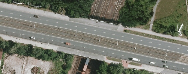 Na leteckém snímku vidíme most převádějící Černokosteleckou ulici nad nákladovým nádražím Praha - Malešice u tramvajové zastávky Černokostelecká.