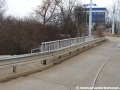 Most převádějící tramvajovou trať ze středu Černokostelecké ulice před areál Ústředních dílen. | 23.3.2013