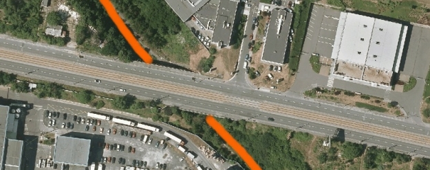 Na leteckém snímku z roku 2010 je červenou čárou vyznačena trasa snesené železniční vlečky.