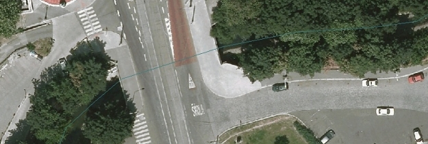 Na leteckém snímku je modrou čárou naznačen podtok potoka Botiče pod Nuselskou ulicí.